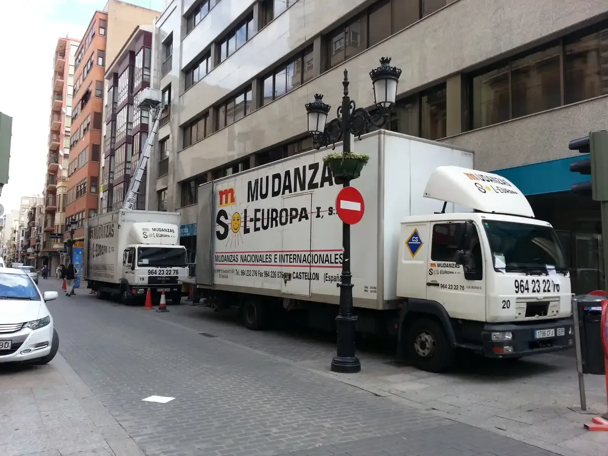 Camiones de Mudanzas Sol-Europa durante un traslado en una calle de la ciudad