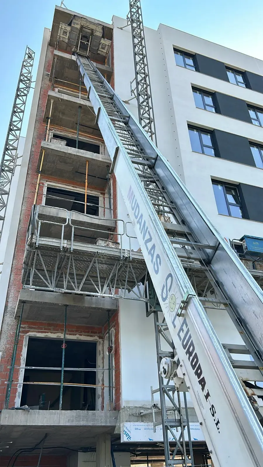 Elevador de Sol-Europa trabajando junto a un edificio