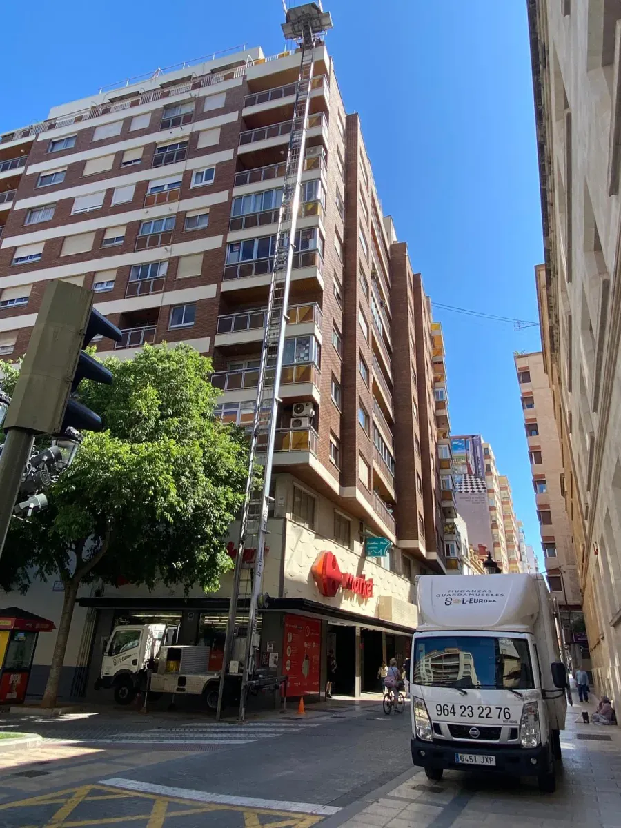 Camión de Sol-Europa y plataforma elevadora durante una mudanza de vivienda