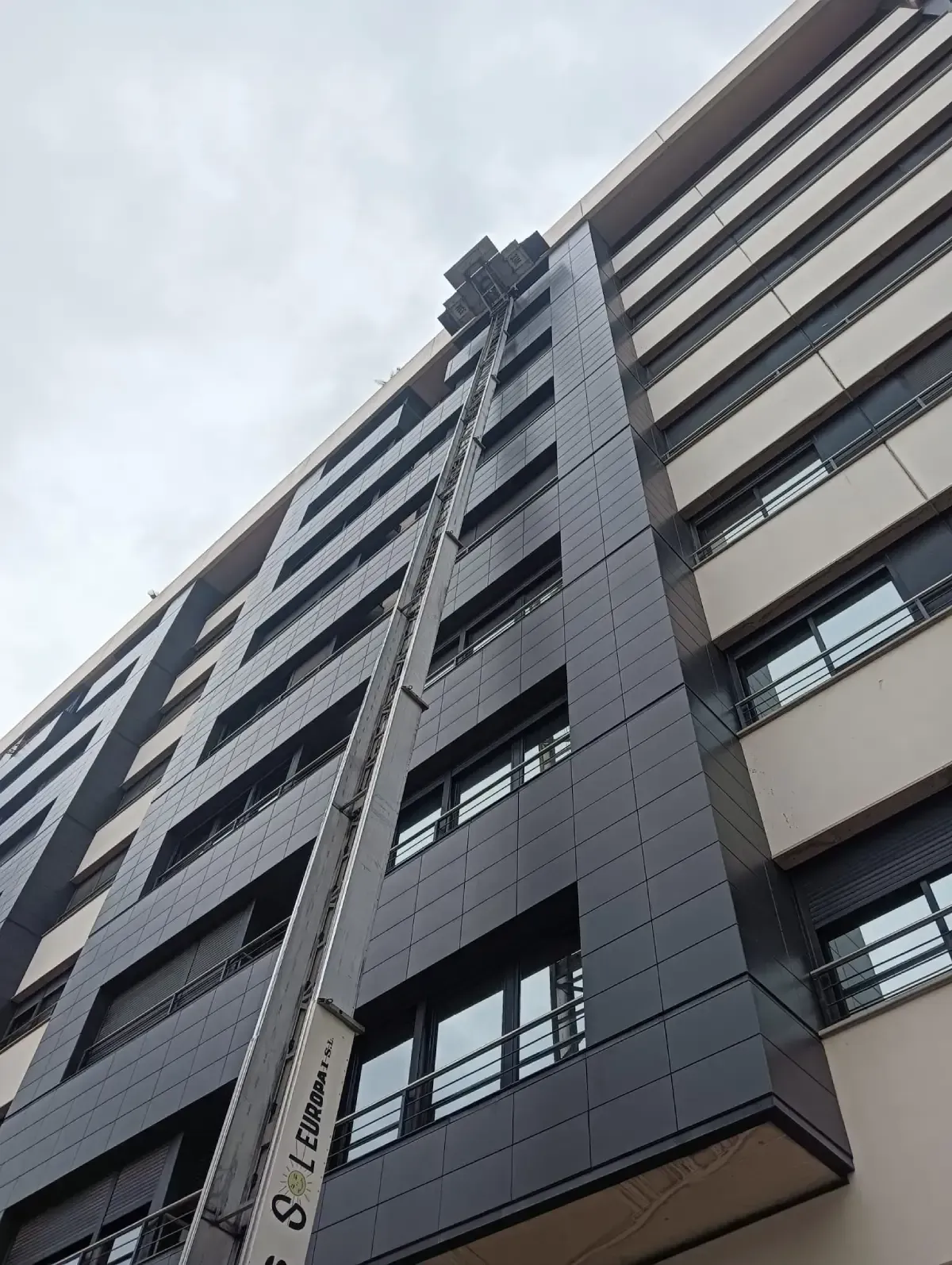 Plataforma elevadora de Sol-Europa junto a la fachada de un edificio